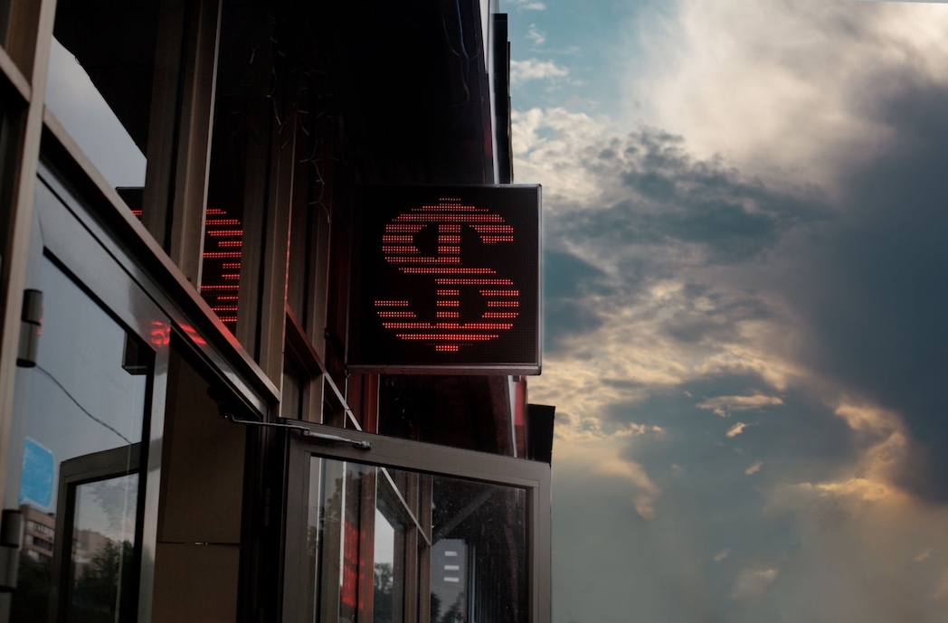 Jaka waluta jest najlepsza przy wynajmie auta w Gruzji? Kurs, wymiana pieniędzy i płatność kartą